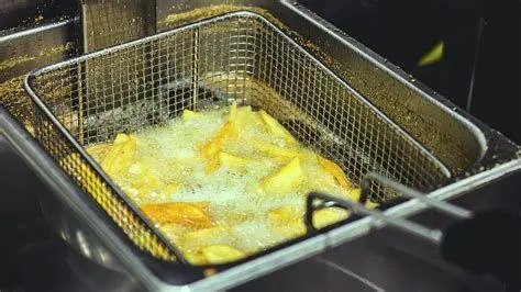 Teknik Deep Frying Proses penggorengan makanan dengan minyak banyak