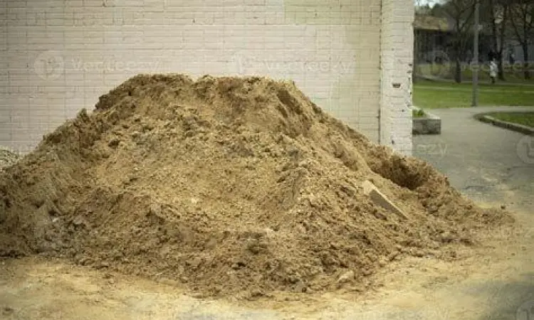 Tumpukan pasir untuk bahan bangunan