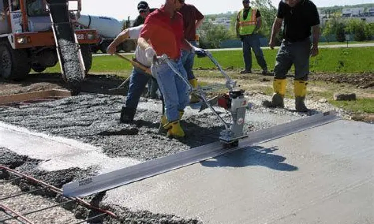 Pemadatan Material Konstruksi Proses pemadatan beton di lapangan