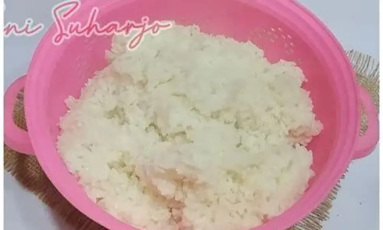 Memasak Nasi Porsi Besar Proses menanak nasi porsi besar untuk keperluan katering