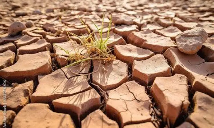 Tanah retak akibat musim kemarau yang berkepanjangan