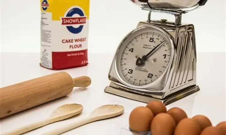 Menimbang bahan kue dengan satuan gram