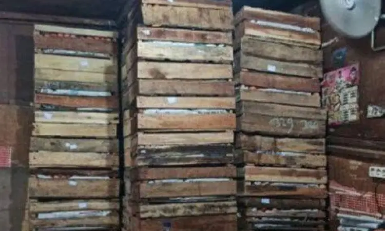 Peti kayu berisi telur ayam ras