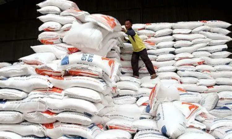 Logistik Beras dan Satuan Berat Tumpukan karung beras di gudang logistik