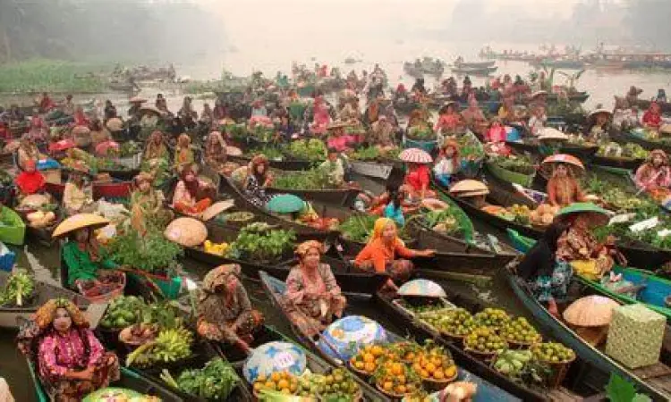 Suasana pasar tradisional yang sibuk dengan aktivitas dagang