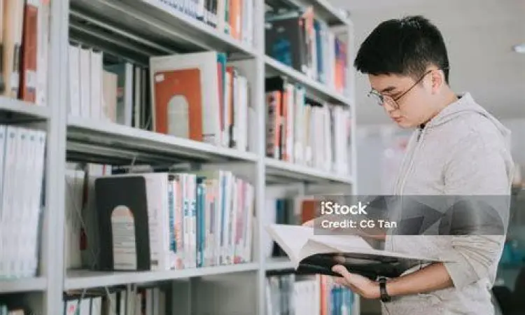 mahasiswa belajar mandiri di perpustakaan