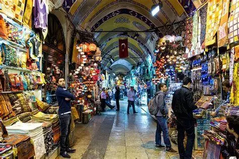 Belanja di Turki Suasana belanja di Grand Bazaar Turki menggunakan mata uang lokal