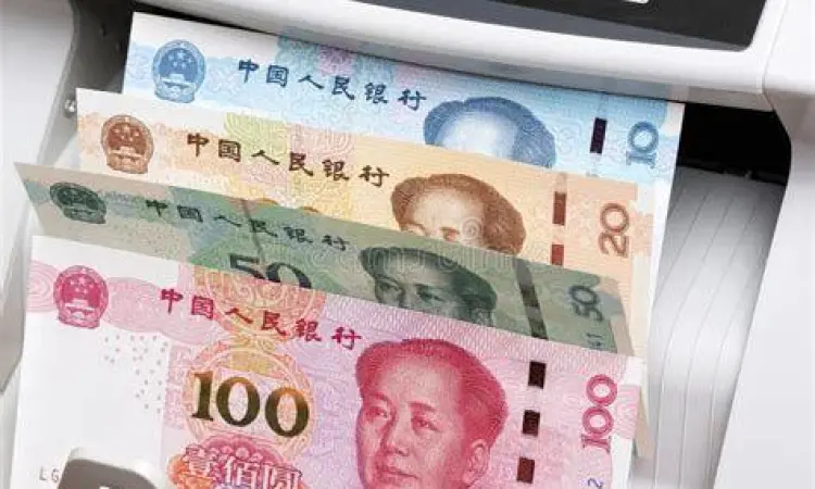 Menghitung uang kertas Yuan dan Rupiah