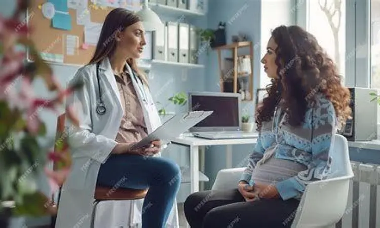 Konsultasi Dokter Kandungan Ibu hamil sedang berkonsultasi dengan dokter kandungan
