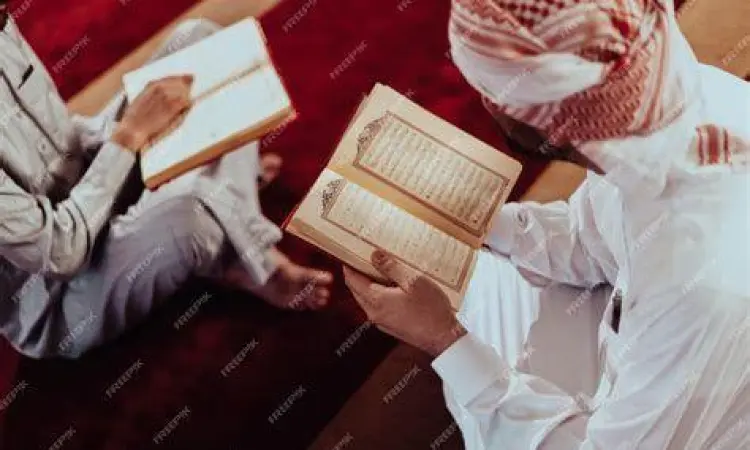 Muslim membaca Al-Quran saat Ramadhan